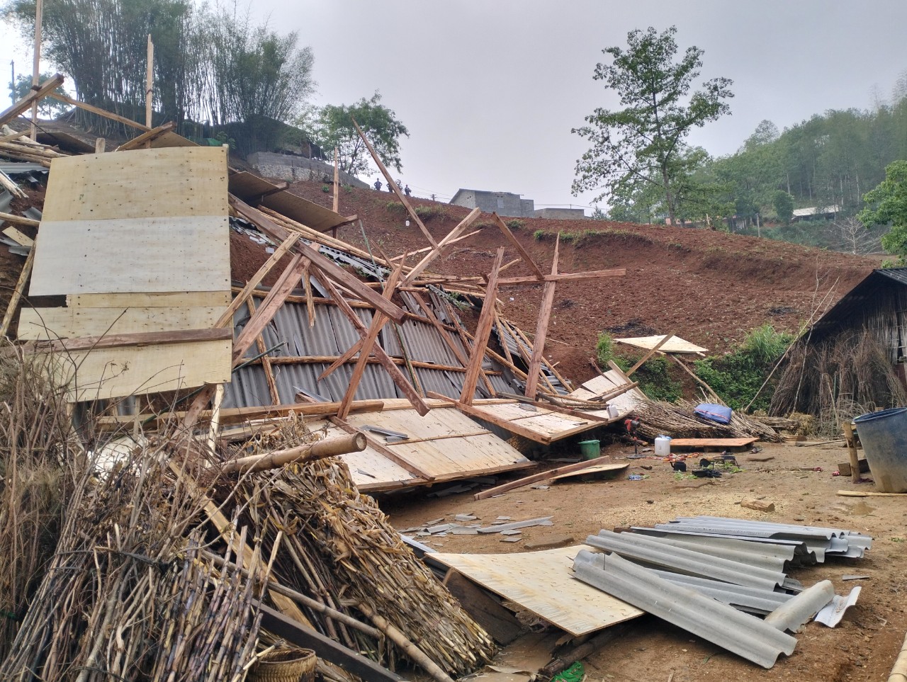 Gió lốc gây thiệt hại nhiều nhà cửa của nhân dân xã Khâu Vai